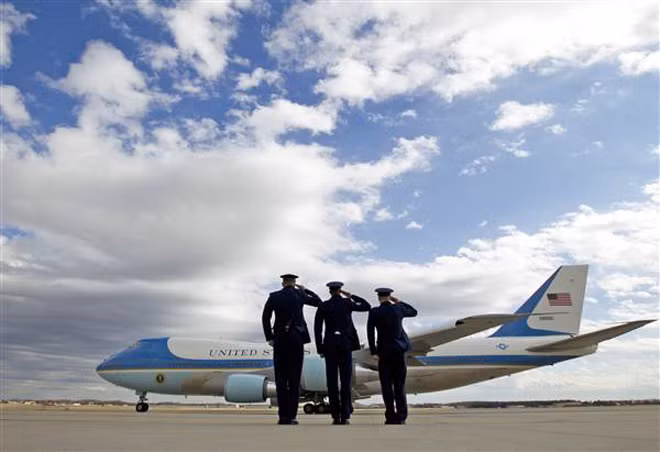 Lần đầu đi Không lực Một, tân Tổng thống Mỹ Donald Trump khen không tiếc lời ảnh 7