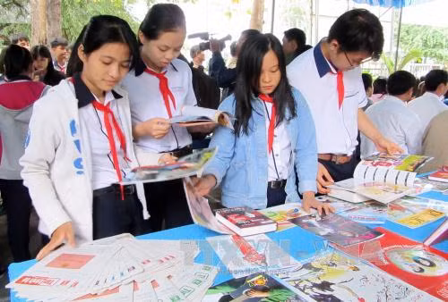 Hàng trăm ấn phẩm báo chí tại Hội báo Xuân Đinh Dậu các địa phương ảnh 1