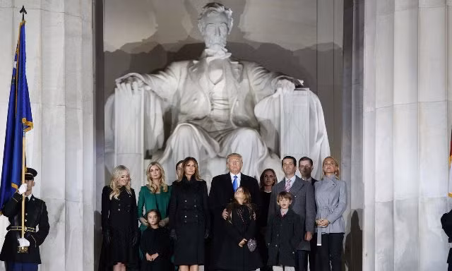 Đại gia đình ông Trump đi nghe nhạc trước giờ nhậm chức ảnh 1