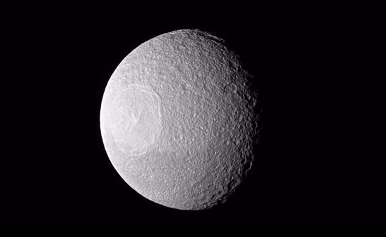 Lộ ảnh mới về mặt trăng 'đồng tử' Tethys của Sao Thổ ảnh 1