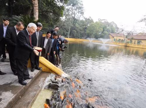 Tổng Bí thư Nguyễn Phú Trọng dâng hương tưởng niệm Bác Hồ ảnh 2