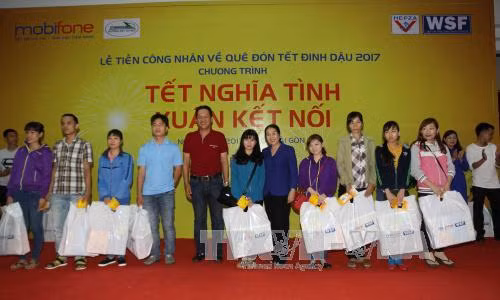 TP Hồ Chí Minh tiễn công nhân về quê đón Tết Đinh Dậu ảnh 1