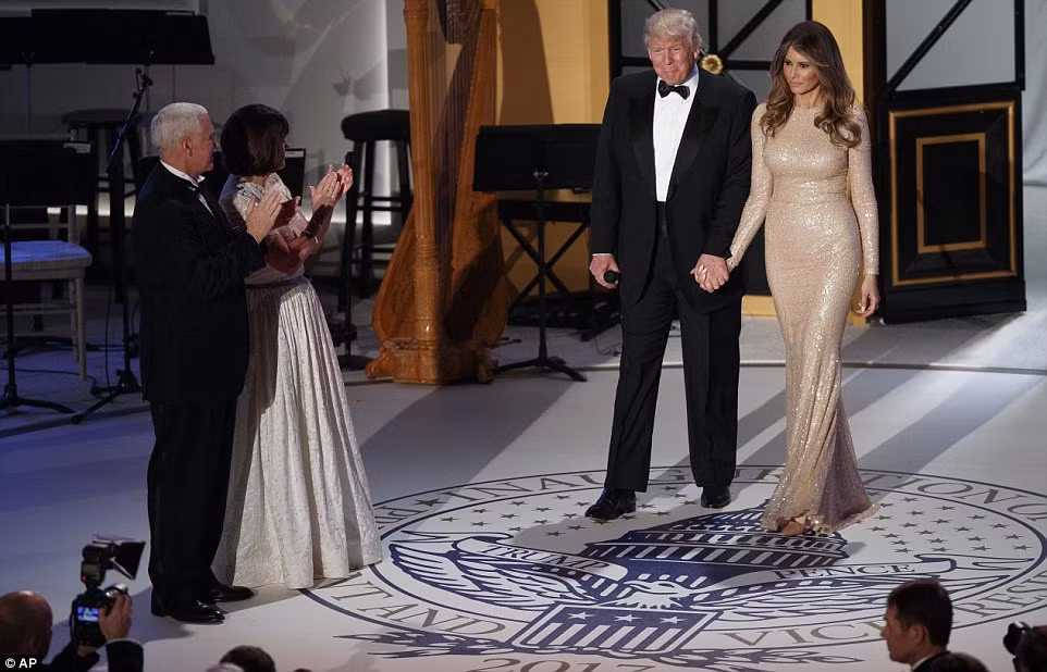 Nhan sắc lộng lẫy của bà Melania Trump sát giờ chồng nhậm chức ảnh 1