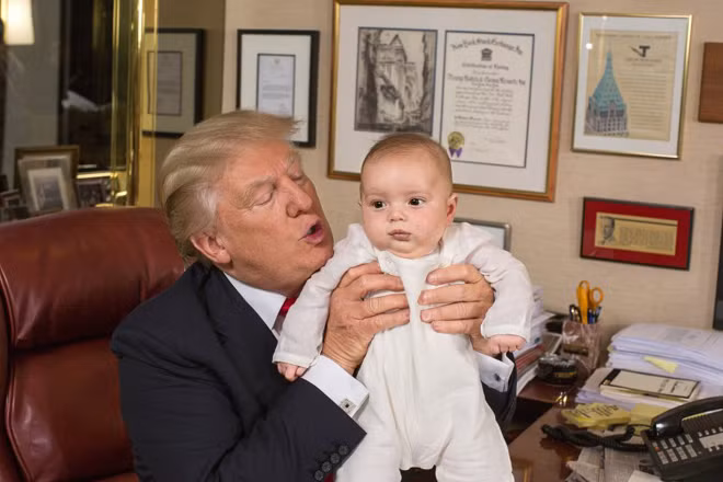 Những khoảnh khắc hiếm có suốt 40 năm qua của ông Trump ảnh 11
