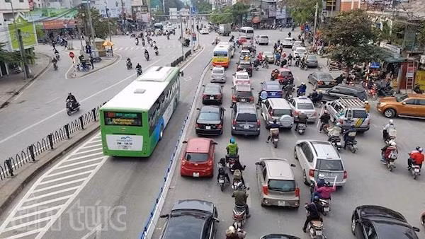 Có dải phân cách cứng vẫn 'vô tư' chiếm làn xe buýt nhanh ảnh 4