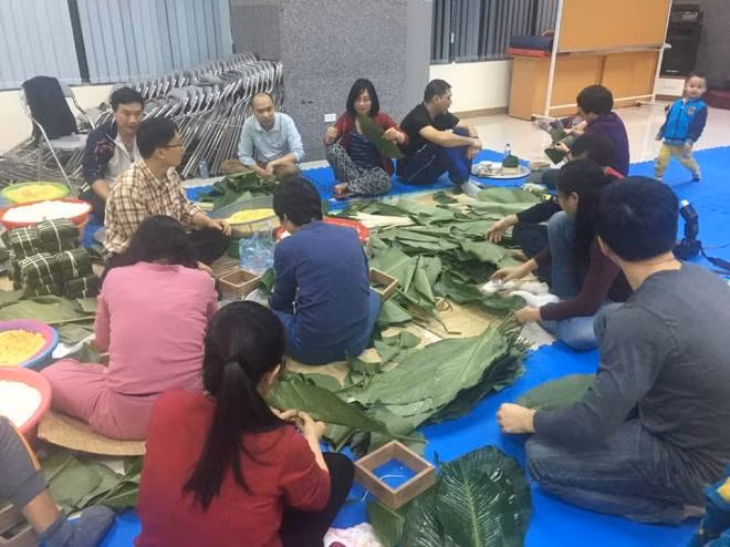 Náo nức gói bánh chưng ở chung cư ảnh 3
