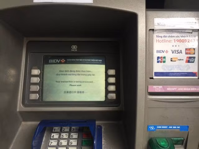 Cận Tết, máy ATM và chuyển tiền online đều bị 'nghẽn' ảnh 1