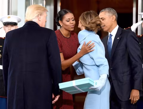 Có gì trong hộp quà bà Melania tặng gia đình ông Obama? ảnh 1