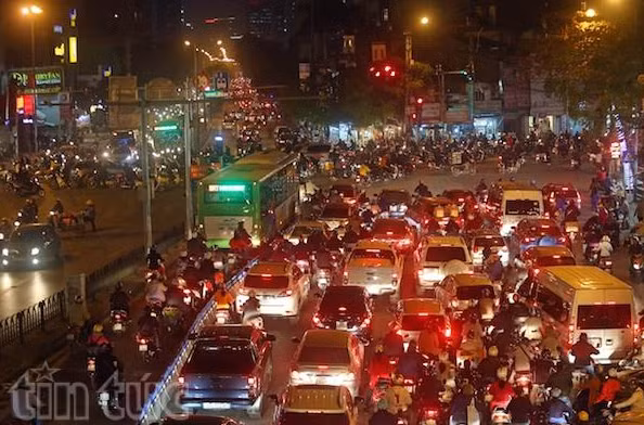 Sát Tết, cảnh sát giao thông bị 'bủa vây' giữa dòng phương tiện đông đúc ảnh 6