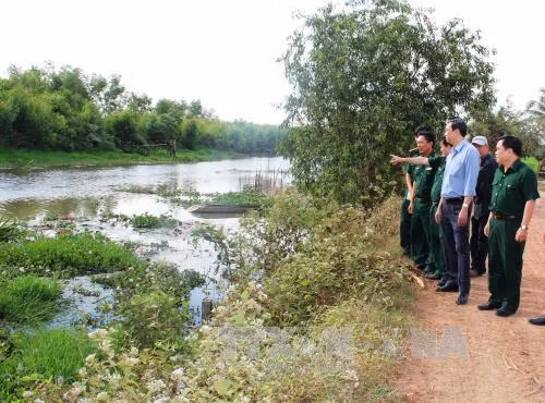 Kiểm tra công tác chống buôn lậu trên tuyến biên giới ảnh 1