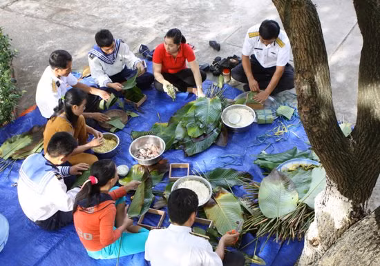 Độc đáo cách gói bánh chưng bằng lá bàng, lá dừa ở Trường Sa ảnh 2