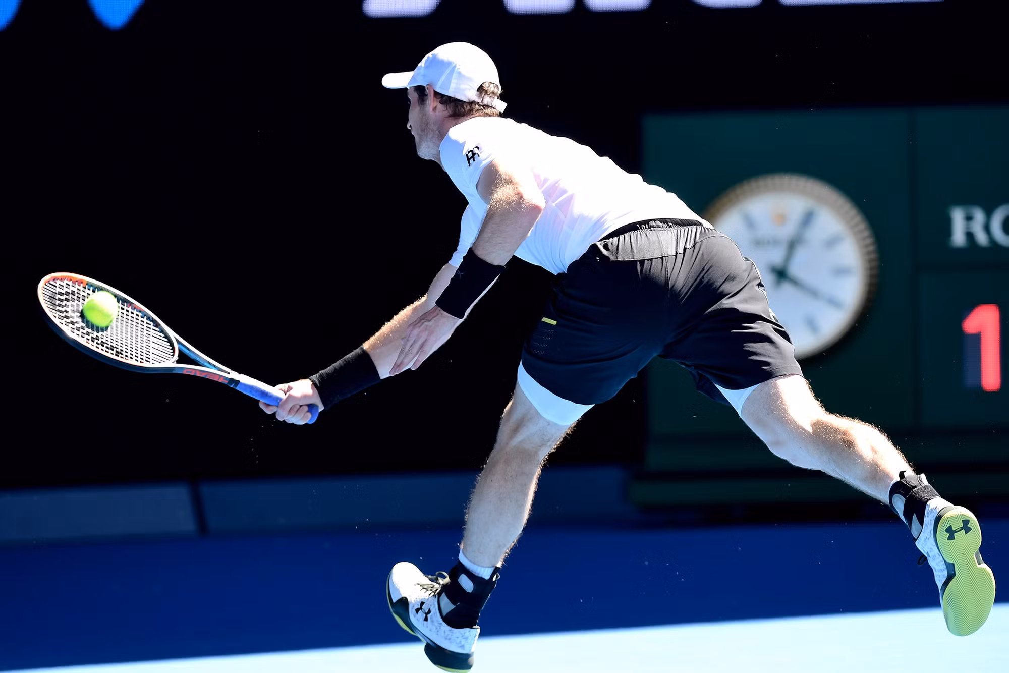 Số 1 thế giới Andy Murray rơi thảm hại, ông anh Zverev chiến thắng nhờ... nhìn mẹ ảnh 1
