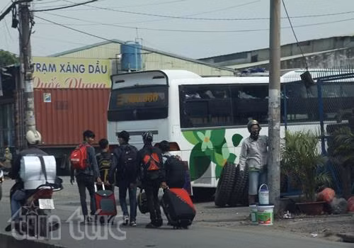 Thành phố Hồ Chí Minh: 'Xe dù', 'bến cóc' lộng hành từ nội đô đến cửa ngõ ảnh 8