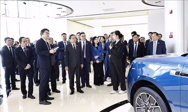 Chủ tịch Quốc hội thăm doanh nghiệp Trung Quốc tại Khu kinh tế Diệc Trang