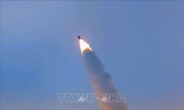 BREAKING NEWS: Triều Tiên phóng vật thể bay chưa xác định ra vùng biển phía Đông
