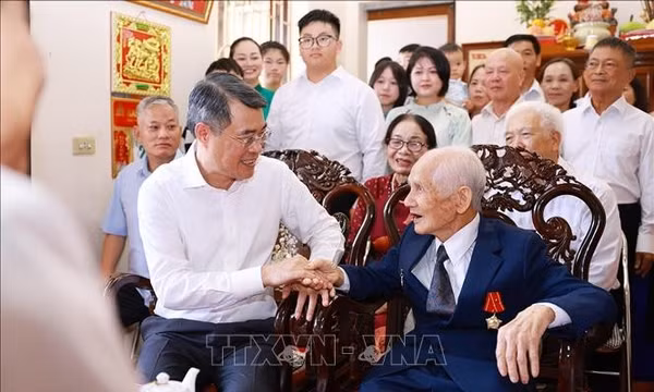 Thủ tướng Lê Minh Hưng thăm gia đình có công với cách mạng tại Hải Phòng