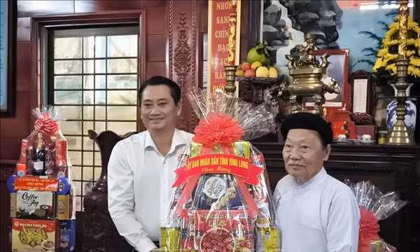 Thăm và chúc mừng chức sắc đạo Cao Đài tại Vĩnh Long