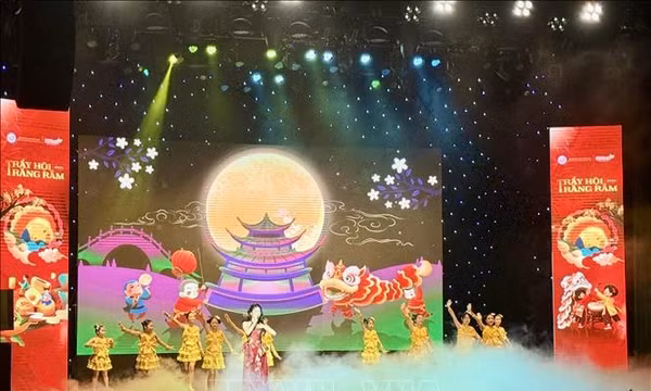 Rộn ràng đêm hội nghệ thuật 'Trẩy hội trăng rằm' năm 2026