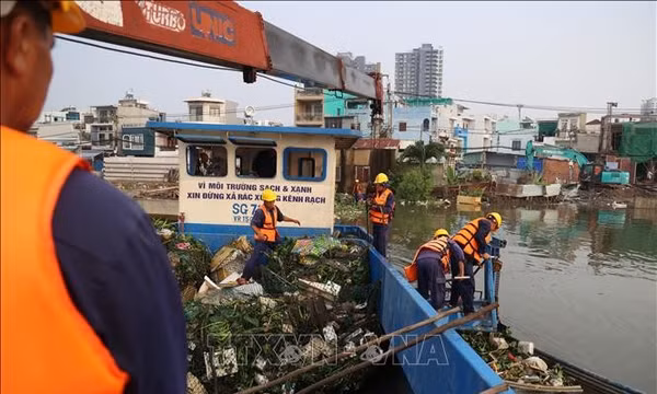 Những chuyến ghe làm sạch những dòng kênh