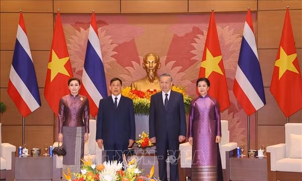 Nhà vua Thái Lan và Hoàng hậu kết thúc tốt đẹp chuyến thăm Việt Nam