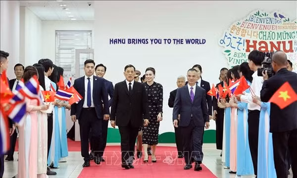 Nhà vua và Hoàng hậu Thái Lan thăm Trung tâm Ngôn ngữ và Văn hóa Thái Lan