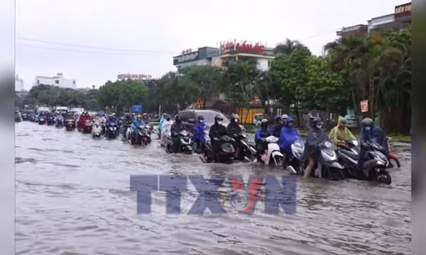 Người dân Hà Nội lại chật vật giữa 'biển nước'