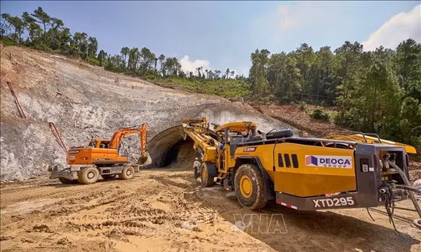 Gỡ nút thắt vật liệu để tăng tốc thi công cao tốc Vinh - Thanh Thủy