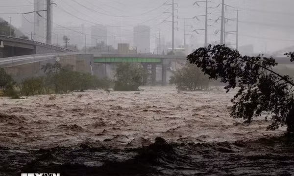 Mexico đóng cảng, sơ tán người dân do mưa lớn và bão