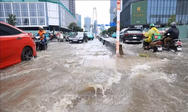 Mưa lớn, nhiều tuyến đường trung tâm TP Hồ Chí Minh ngập sâu