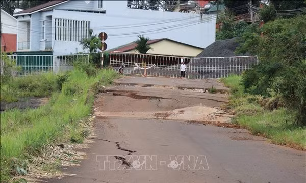 Lâm Đồng: Tuyến đường ở Nam Gia Nghĩa sụt lún, sạt trượt nghiêm trọng