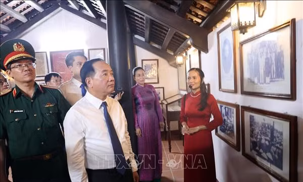 Trưởng Ban Tuyên giáo Trung ương dâng hương tại Nhà lưu niệm Huỳnh Thúc Kháng