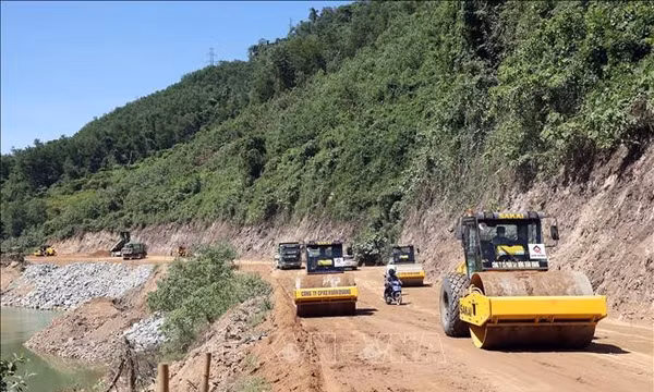 Đẩy nhanh thi công tuyến đường 'huyết mạch' nối cửa khẩu quốc tế Nam Giang