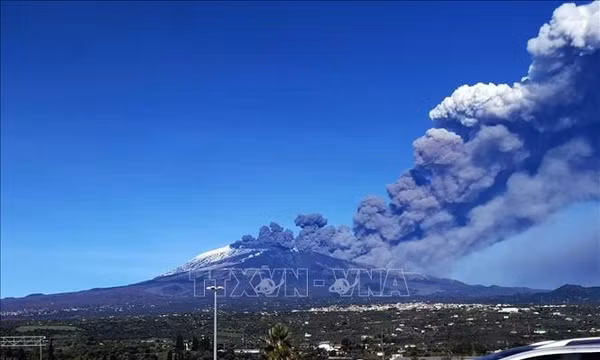 Italy: Đóng cửa sân bay Catania do tro bụi núi lửa Etna