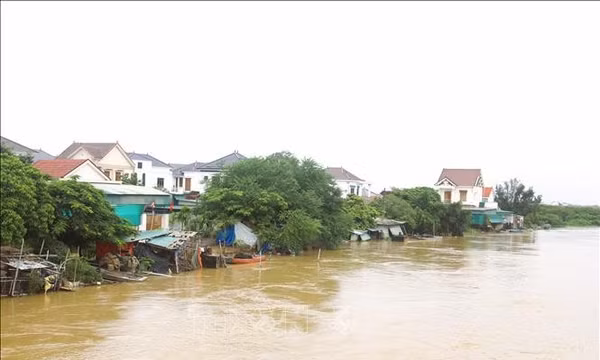 Vượt sông Hội Nguyên trong đêm đưa học sinh bị co giật đi cấp cứu