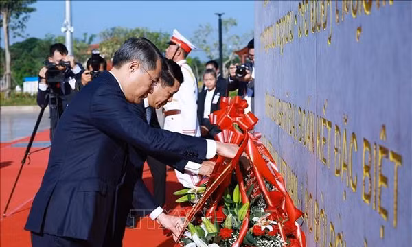Hai Thủ tướng Việt Nam và Lào dâng hoa tại Công viên Hữu nghị Lào - Việt Nam