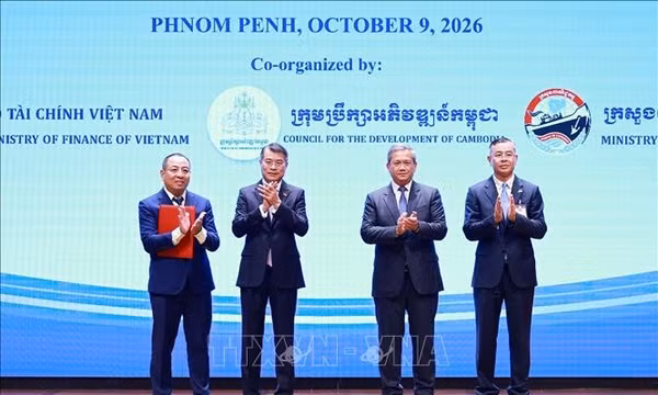 Thủ tướng Lê Minh Hưng và Thủ tướng Hun Manet dự Diễn đàn Doanh nghiệp Việt Nam - Campuchia