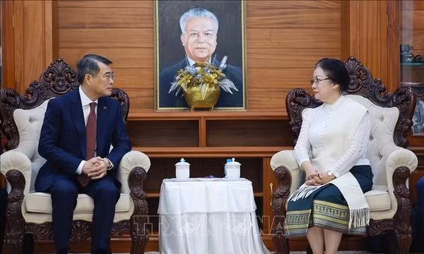 Thủ tướng Lê Minh Hưng thăm gia đình Cố Chủ tịch Quốc hội Lào Xaysomphone Phomvihane