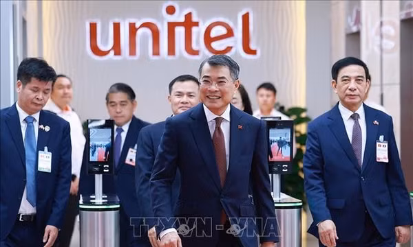 Thủ tướng Lê Minh Hưng thăm Công ty Lao Star Telecom