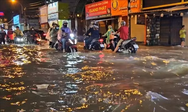 TP Hồ Chí Minh tiếp tục chịu ảnh hưởng mưa dông, lốc sét nguy hiểm