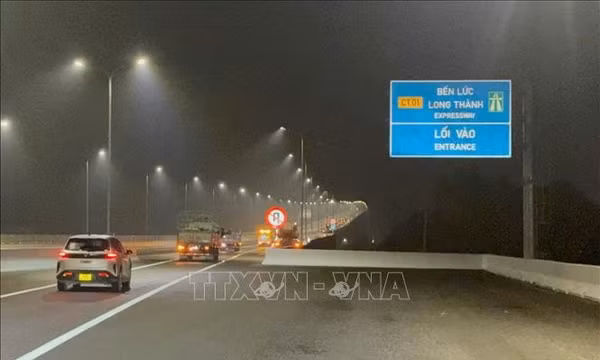 Ngày đầu thông xe, phương tiện trên cao tốc Bến Lức - Long Thành tăng 30%