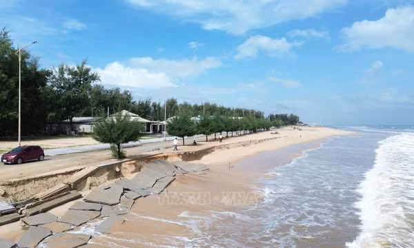 Người dân Huế thấp thỏm nỗi lo sạt lở bờ sông, xâm thực bờ biển
