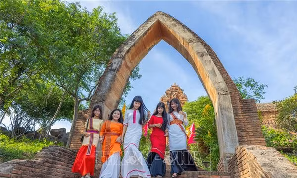 Nơi thời gian dừng lại cùng kiến trúc Chăm cổ