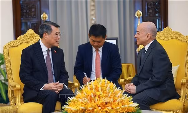 Thủ tướng Lê Minh Hưng chào Quốc vương Campuchia