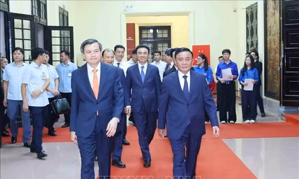 Thường trực Ban Bí thư dự Lễ Trao giải Cuộc thi chính luận về bảo vệ nền tảng tư tưởng của Đảng lần thứ Sáu