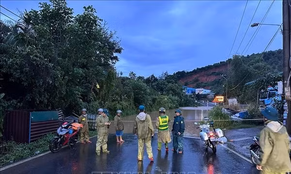 Mưa lớn gây ngập, sạt lở cục bộ tại Lâm Đồng