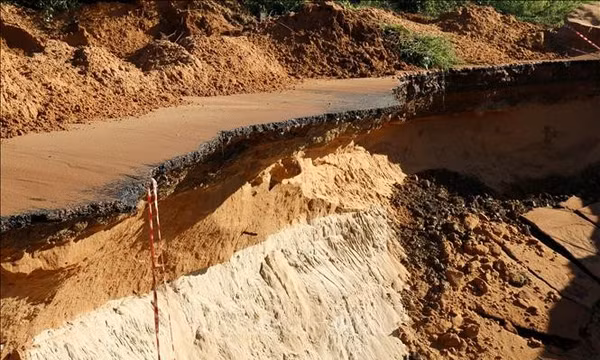 Khắc phục cát tràn, sạt lở các tuyến đường vào Mũi Né sau mưa lớn
