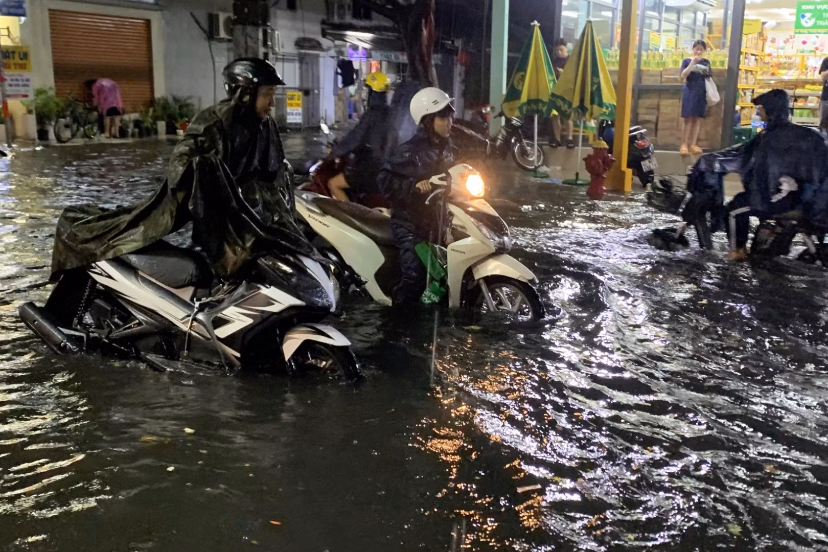 TP Hồ Chí Minh dự báo tiếp tục mưa lớn, đề phòng lốc và sét trong vài ngày tới.