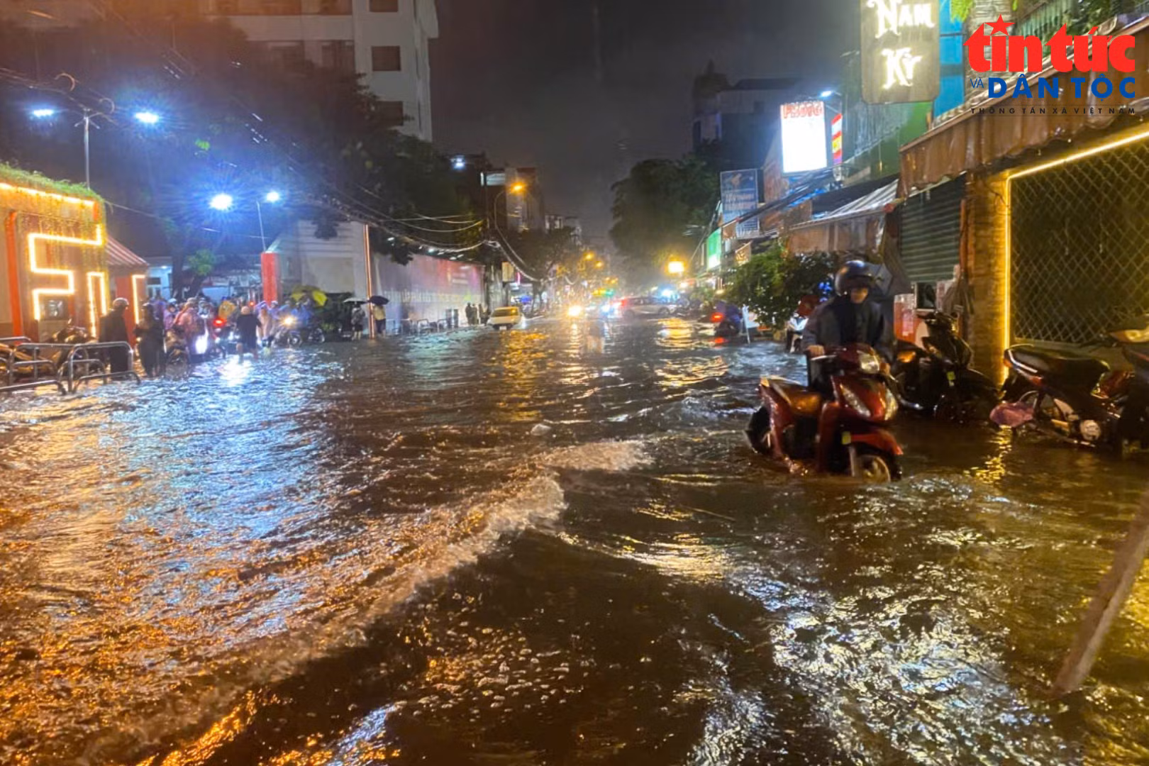 TP Hồ Chí Minh đề phòng ngập do mưa dông kết hợp triều cường gây ngập úng.
