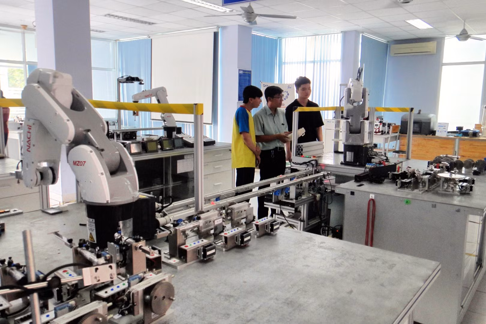 Sinh viên thực hành, nghiên cứu tại trường đại học, nâng cao kỹ năng chuyên môn và năng lực sáng tạo.