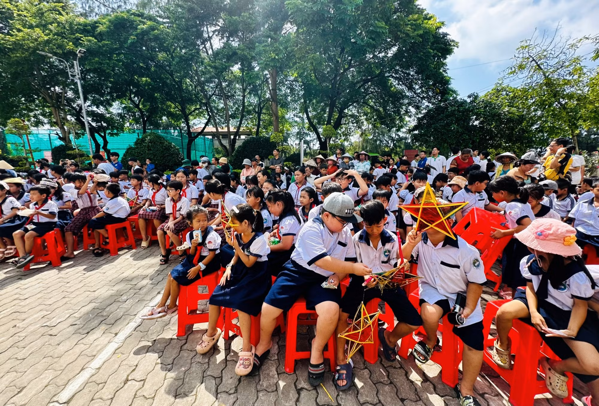Chương trình văn nghệ tạo không khí vui tươi cho các em thiếu nhi dịp Trung thu.